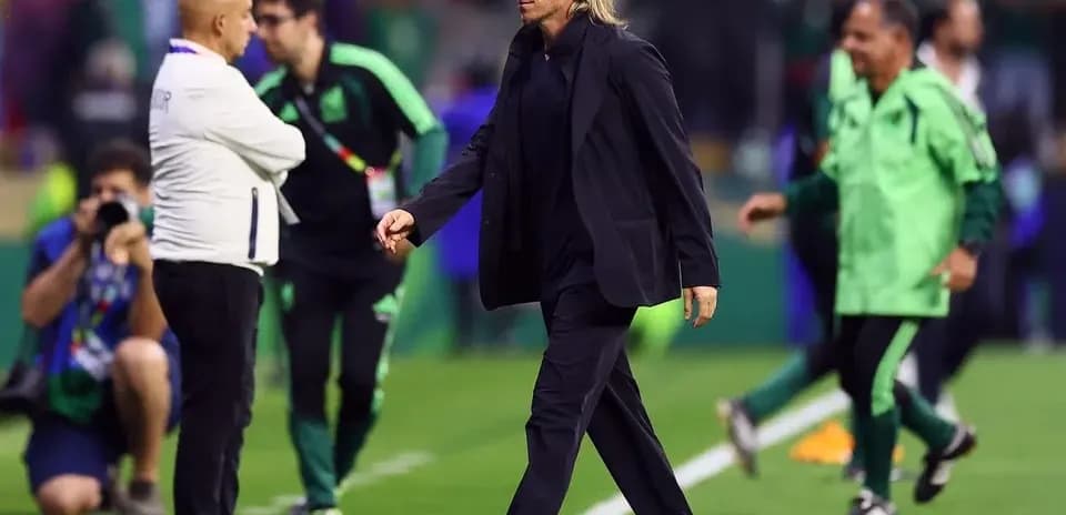 Entraîneur marchant sur le terrain après le match