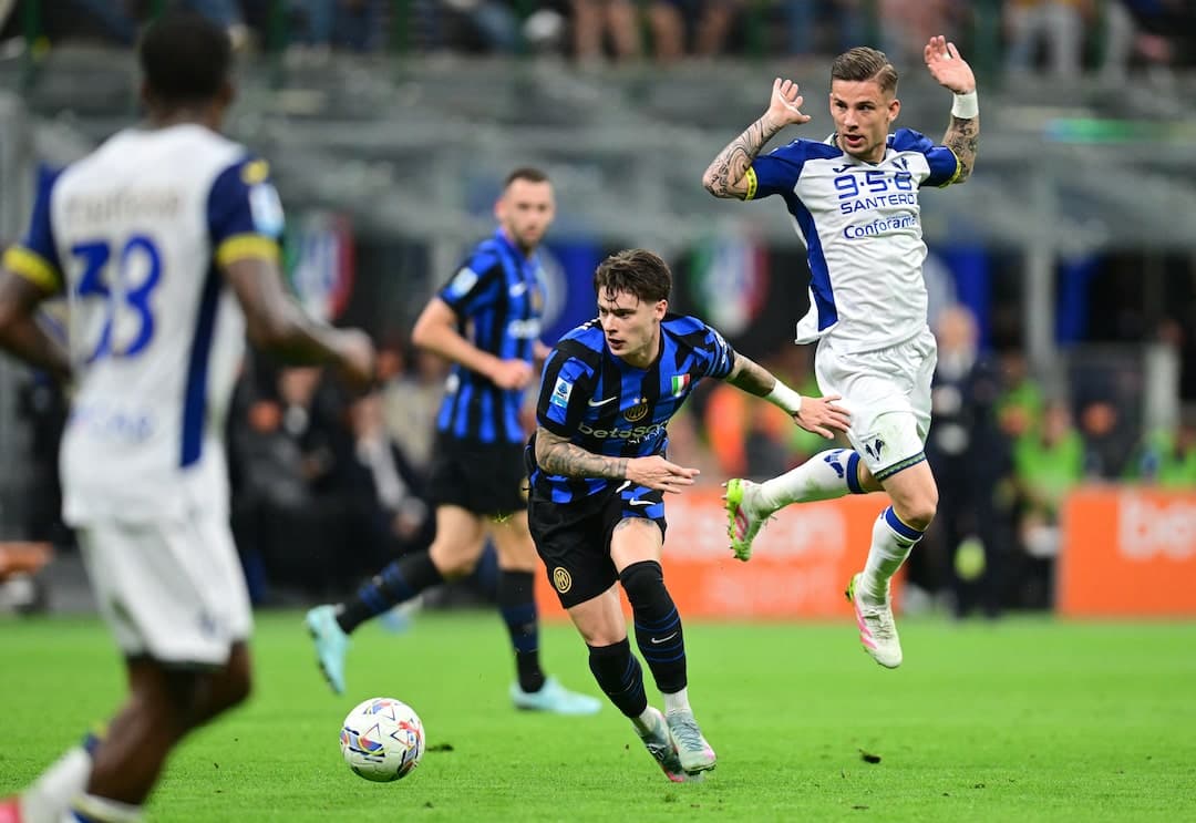 Un joueur d'Inter dribblant un adversaire de Vérone
