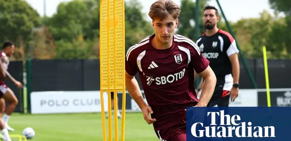Joueur de Fulham s'entraînant sur le terrain