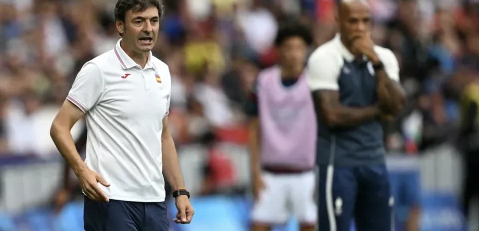 Entraîneur donnant des instructions sur le terrain