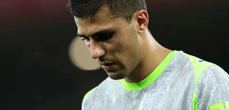 Joueur en tenue de sport, regard baissé sous la pluie