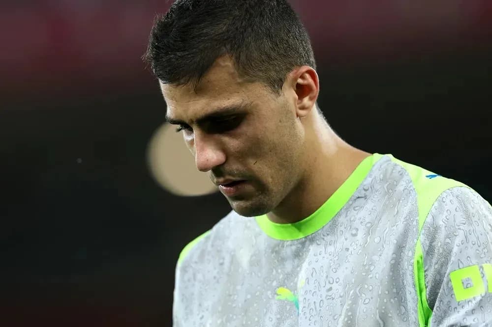 Joueur en tenue de sport, regard baissé sous la pluie