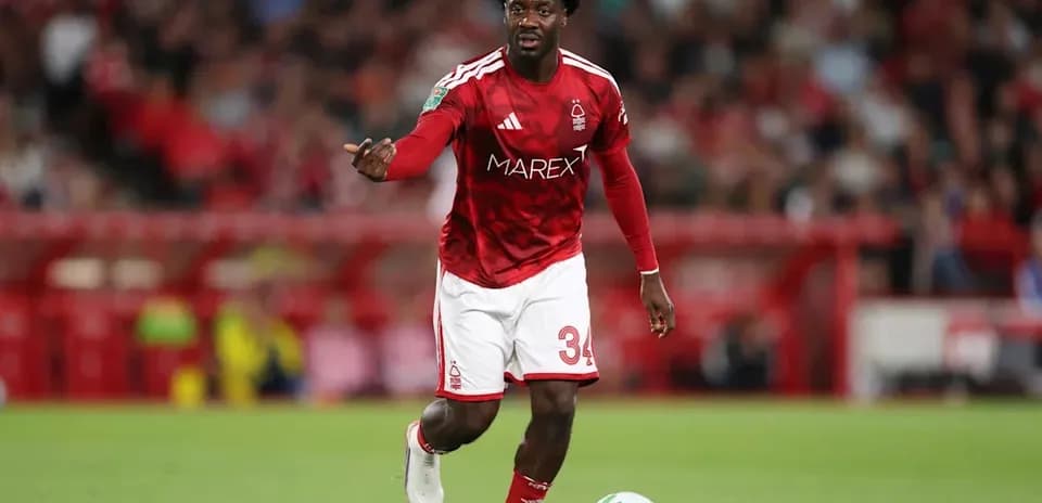 Joueur de Nottingham Forest en action sur le terrain