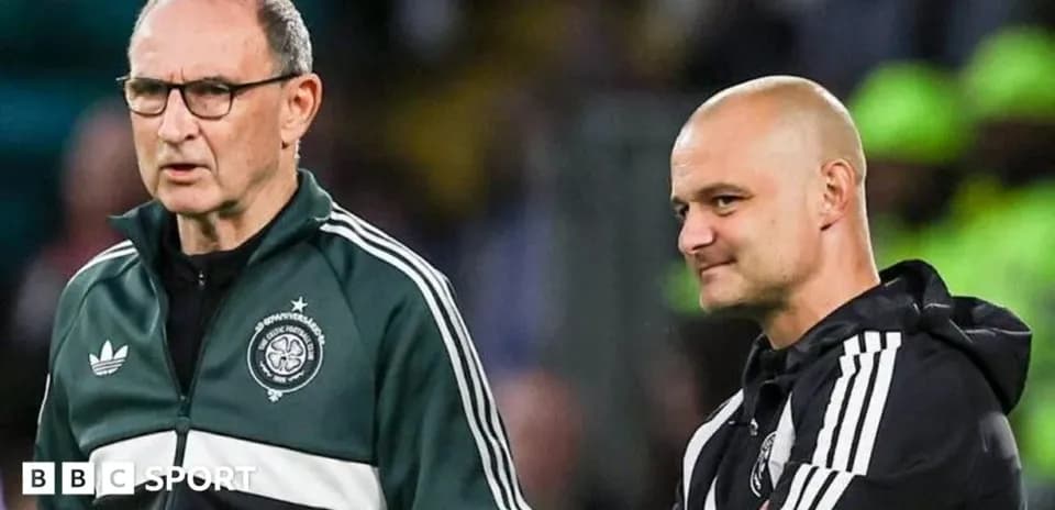 Entraîneurs discutant sur le terrain pendant un match