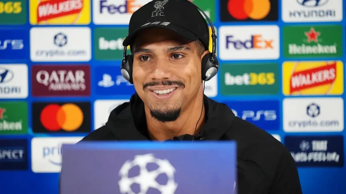 Joueur en conférence de presse avec écouteurs