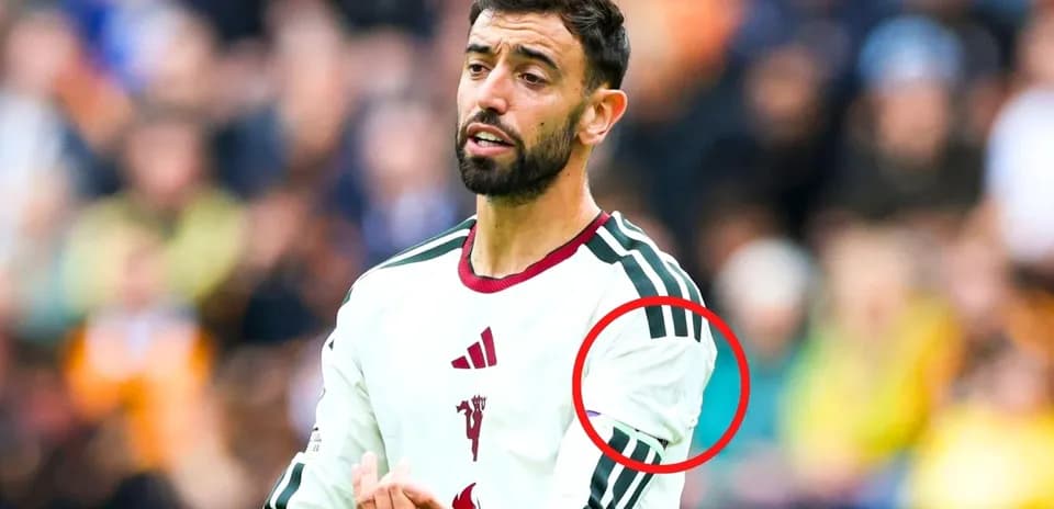 Joueur avec un maillot à manches longues sur le terrain