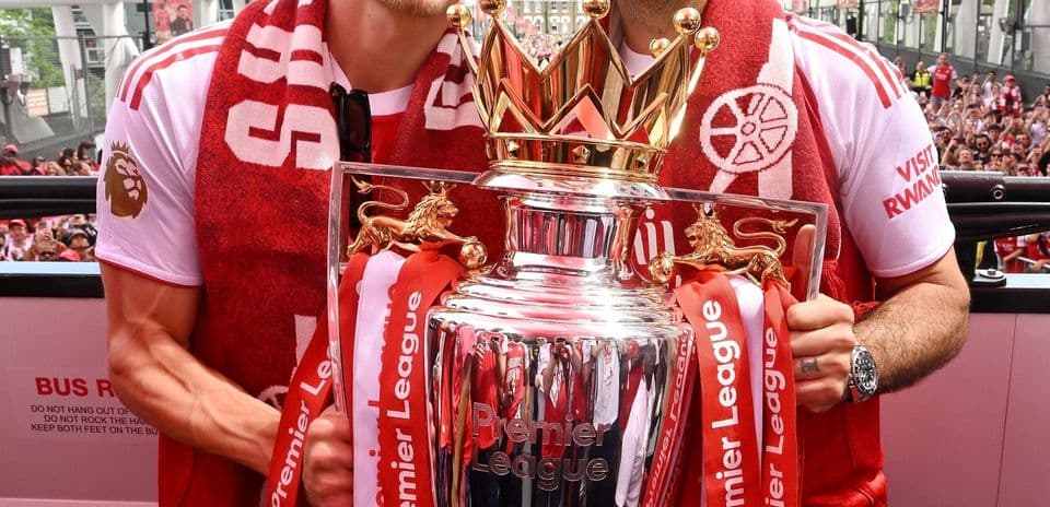 Joueurs tenant le trophée de la Premier League