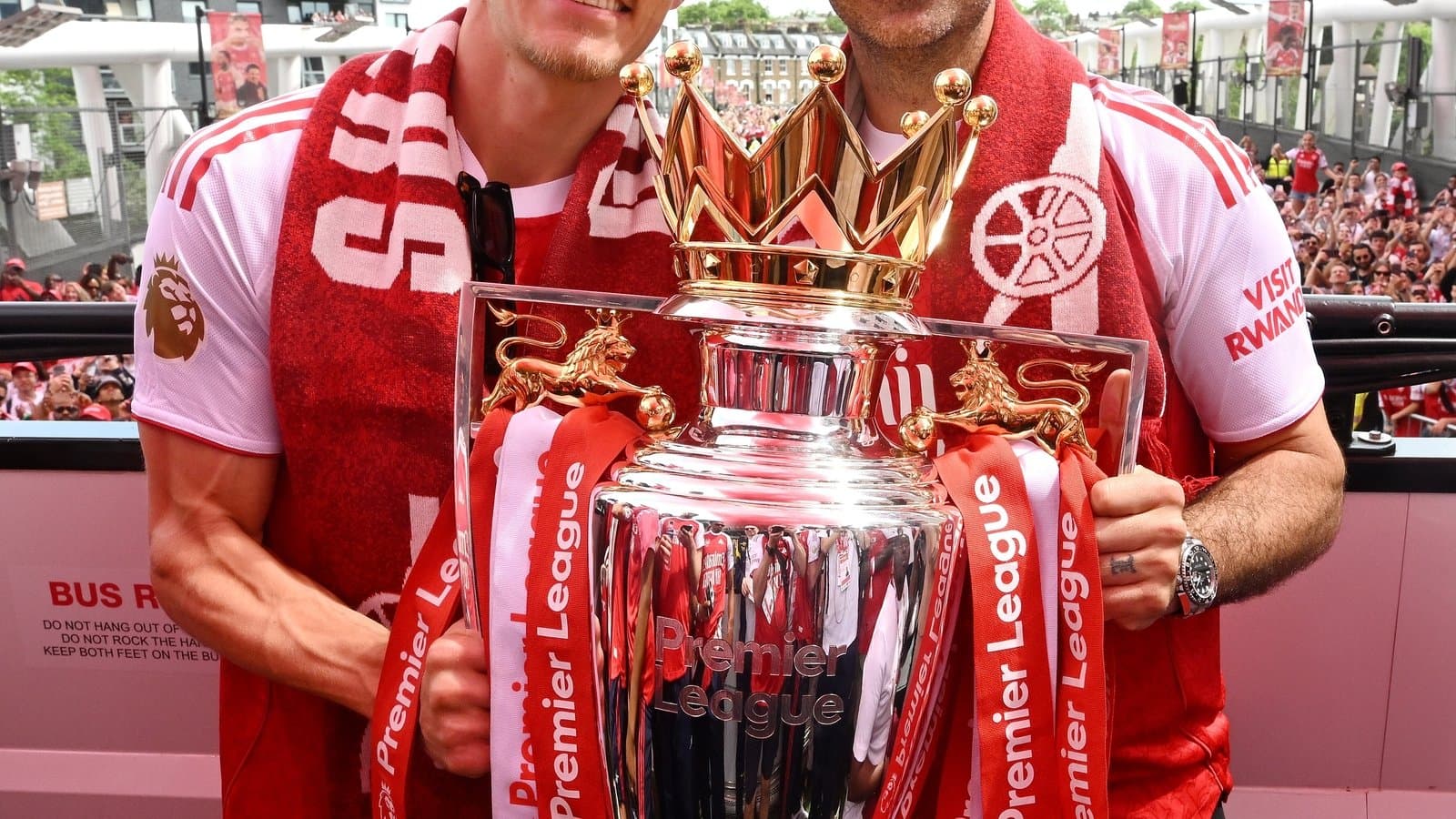 Joueurs tenant le trophée de la Premier League