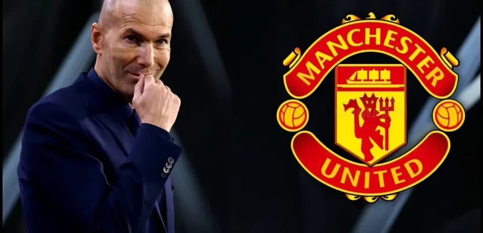 Zinedine Zidane avec le logo de Manchester United en arrière-plan