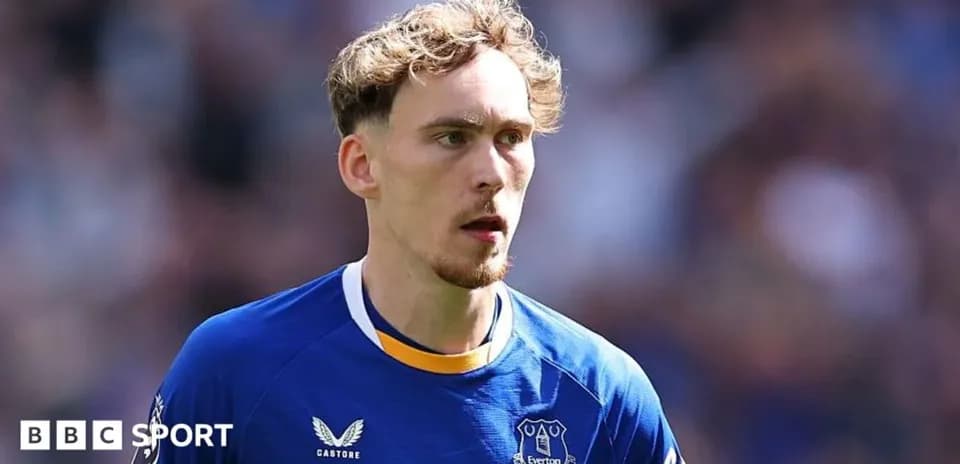 Joueur d'Everton en tenue bleue sur le terrain
