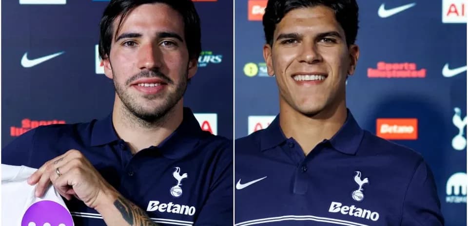 Joueurs de Tottenham présentant des maillots lors d'une conférence