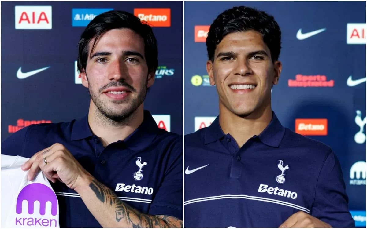 Joueurs de Tottenham présentant des maillots lors d'une conférence