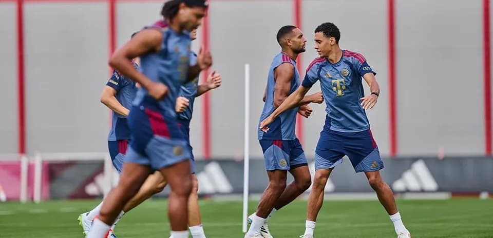 Joueurs s'entraînant sur le terrain d'entraînement