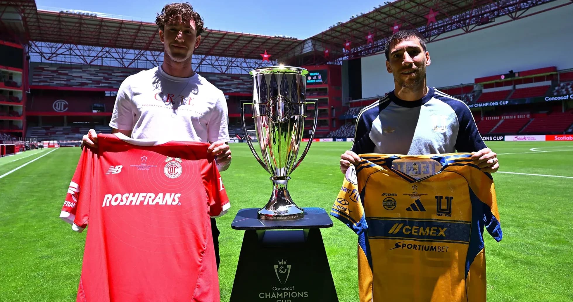 Joueurs de Toluca et Tigres avec le trophée
