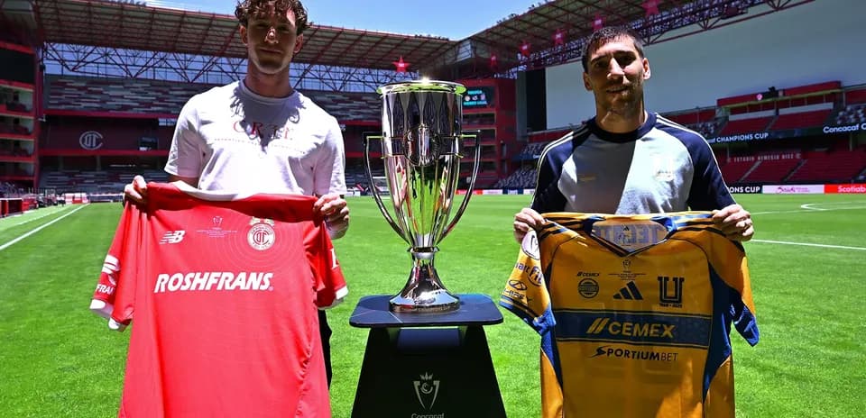 Joueurs de Toluca et Tigres avec le trophée