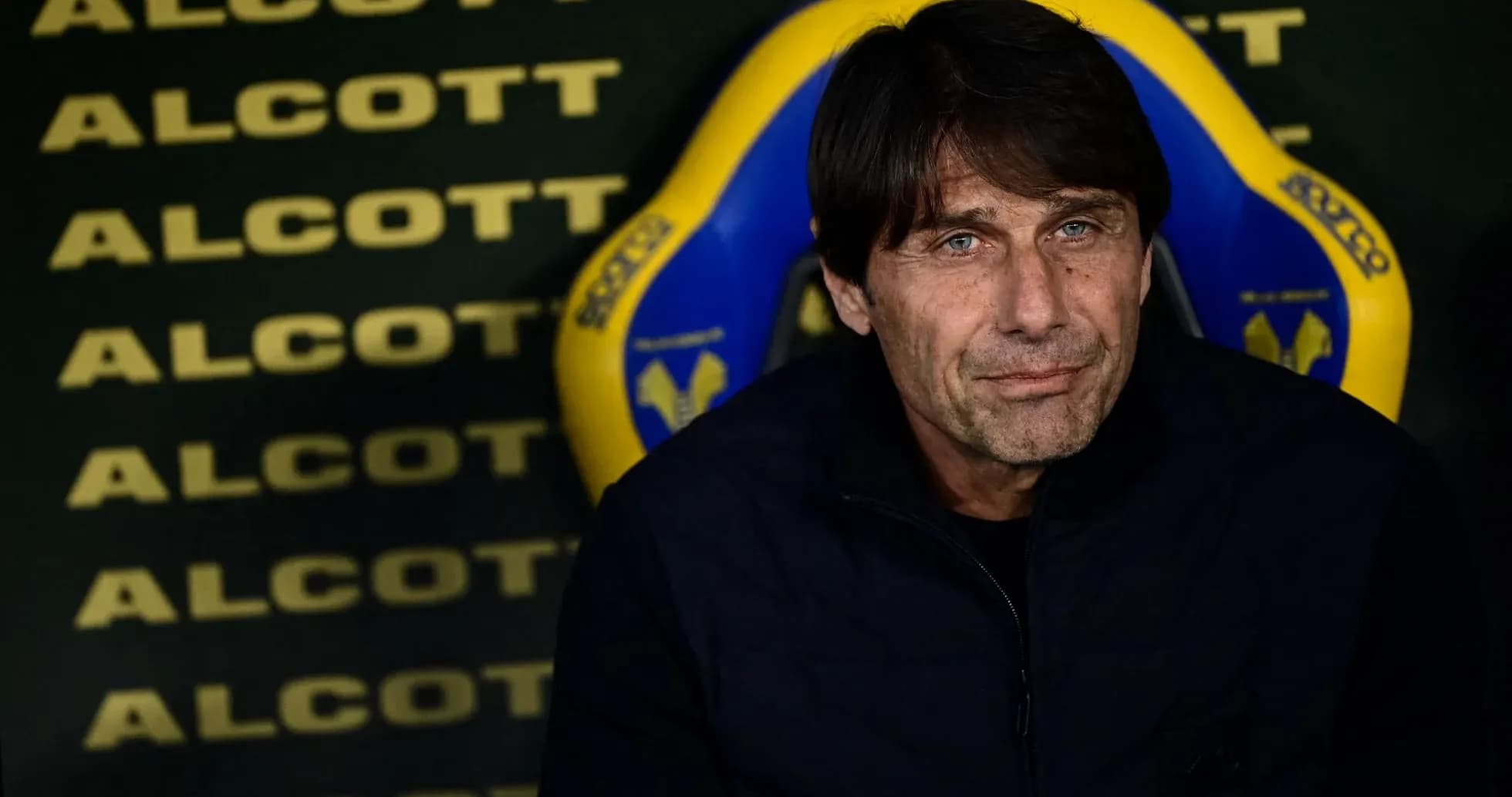 Entraîneur assis sur le banc de touche