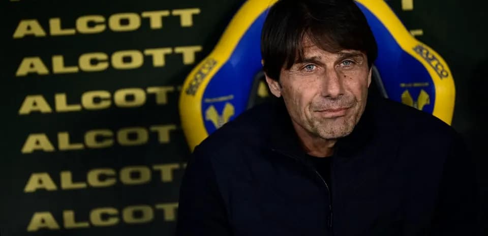 Entraîneur assis sur le banc de touche