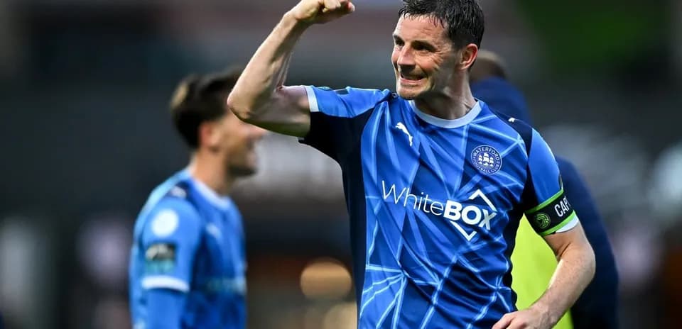 Joueur célébrant après une victoire avec son équipe