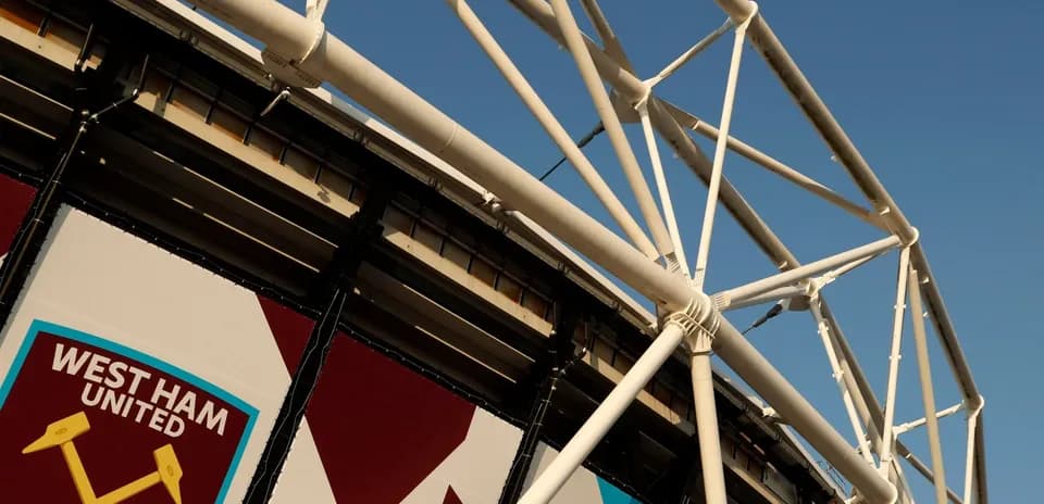 Logo de West Ham United sur le stade