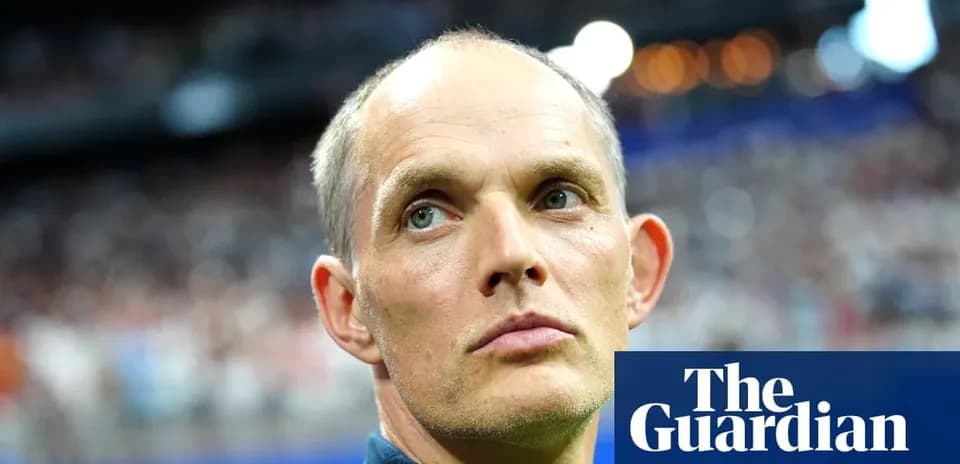 Entraîneur observant le match depuis la touche