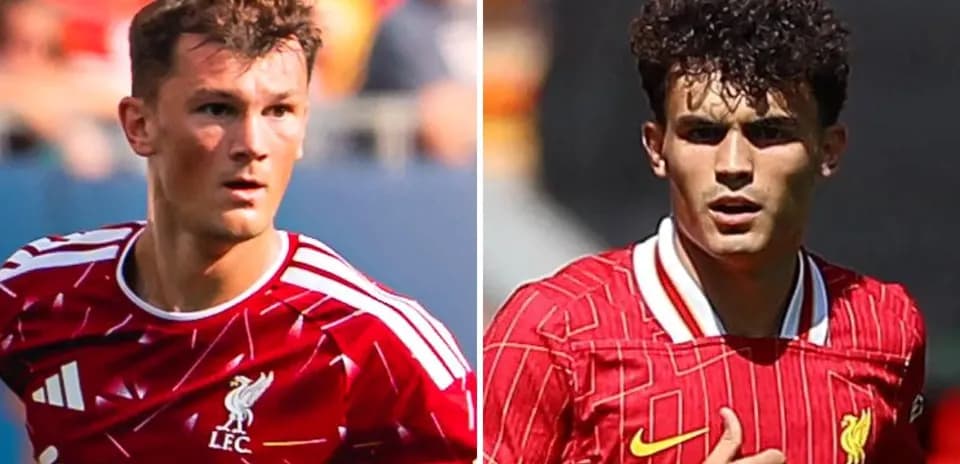 Deux joueurs de Liverpool en maillots rouges