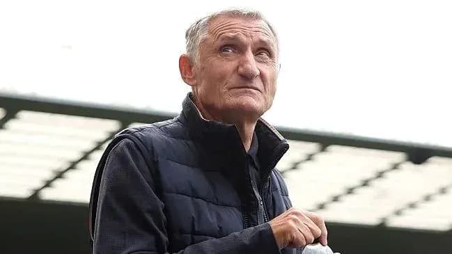 Homme regardant vers le ciel au stade