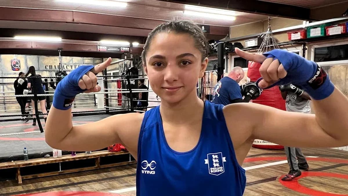 Boxeuse posant avec des gants dans une salle d'entraînement