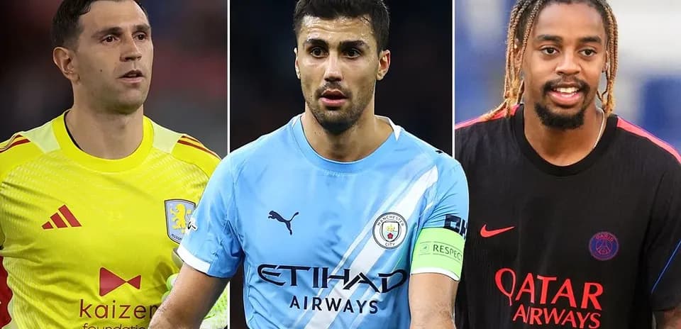 Trois joueurs de football en uniforme d'équipe