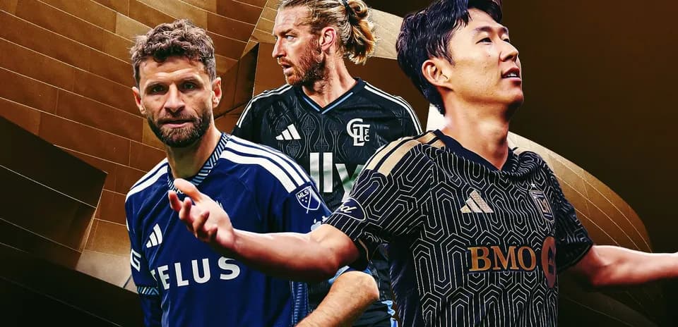 Trois joueurs de football en maillots d'équipe