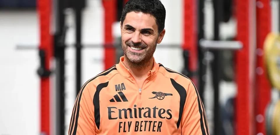 Entraîneur d'Arsenal souriant lors d'une séance d'entraînement