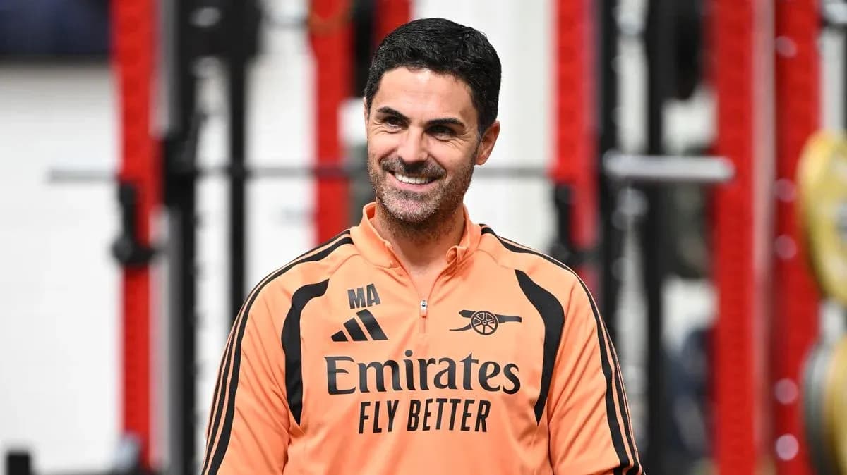 Entraîneur d'Arsenal souriant lors d'une séance d'entraînement