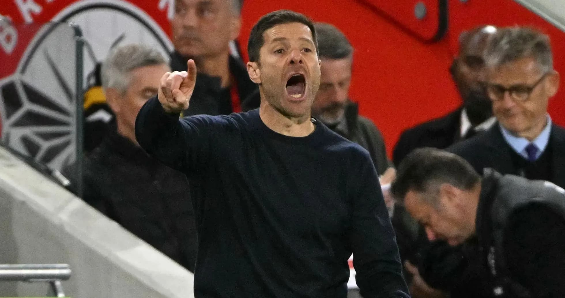Entraîneur donnant des instructions pendant le match
