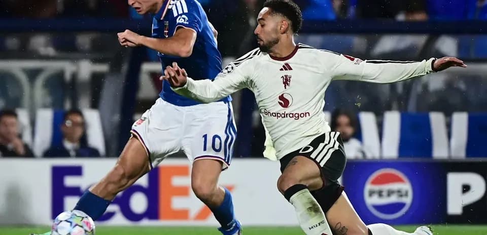 Deux joueurs en action lors d'un match de football
