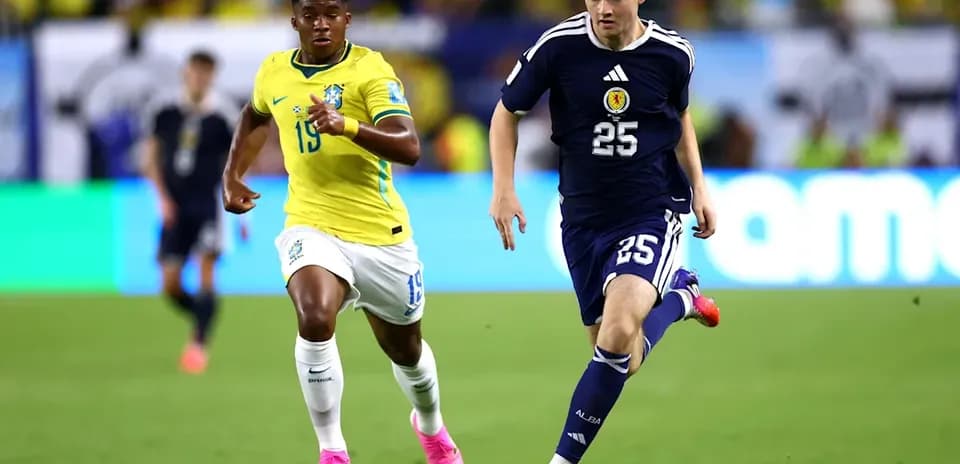 Joueur japonais portant le numéro 25 dribblant le ballon