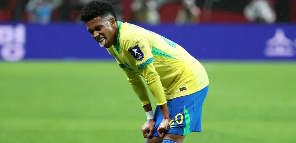 Joueur brésilien se tenant les genoux sur le terrain