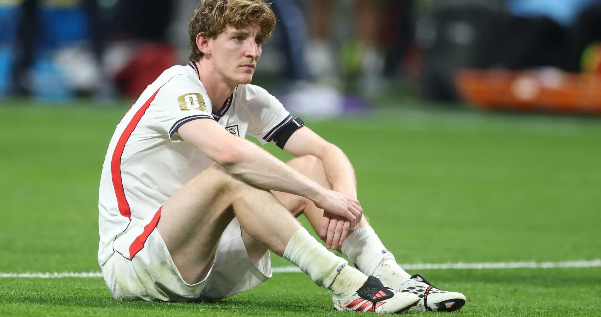 Joueur assis sur le terrain après le match
