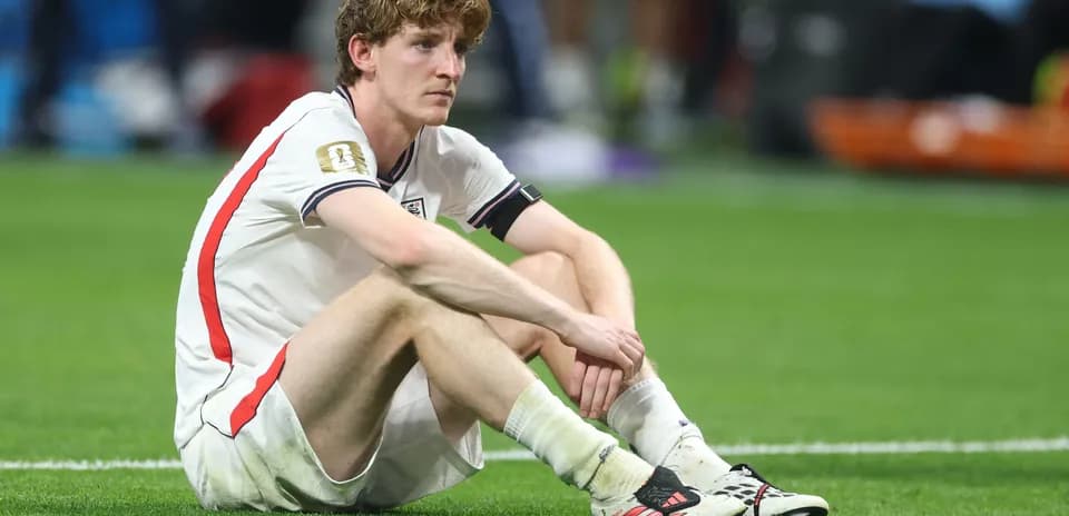Joueur assis sur le terrain après le match