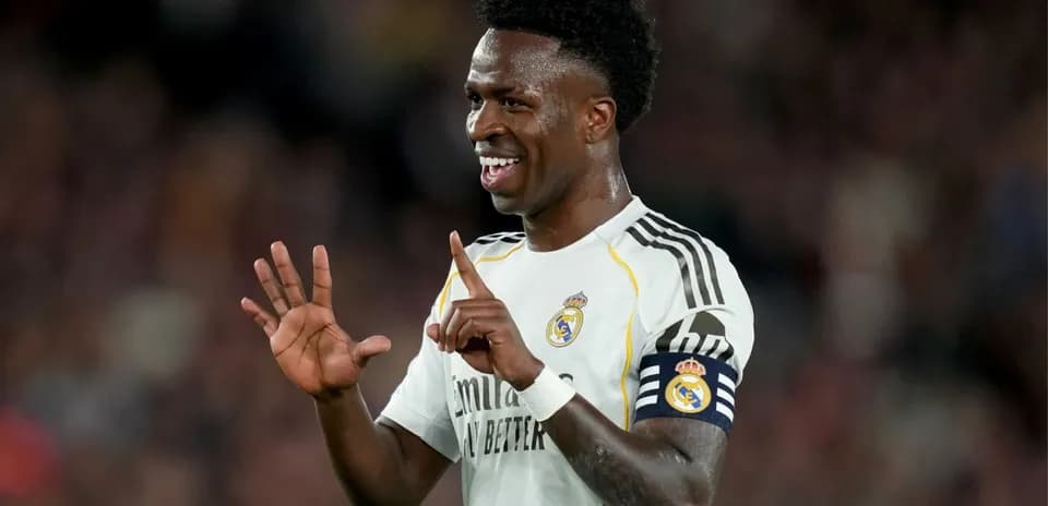 Joueur de Real Madrid célébrant un but sur le terrain