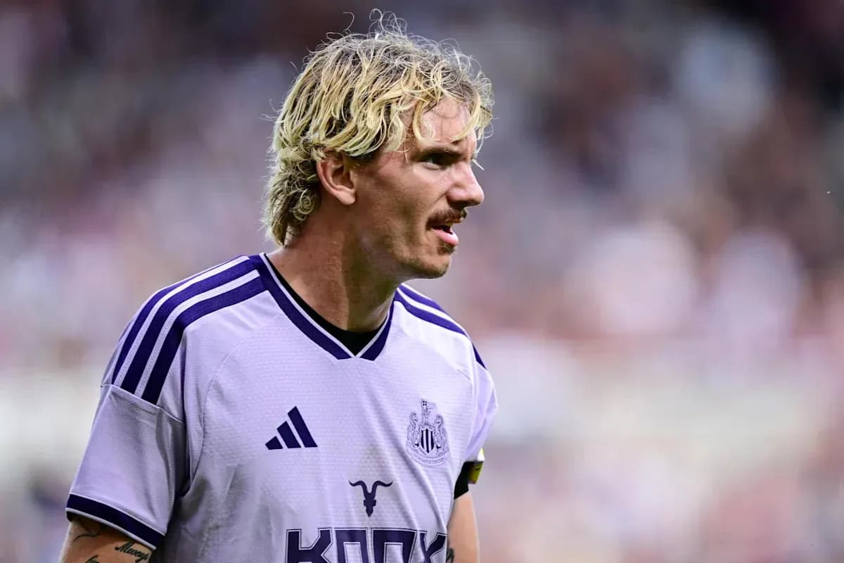 Joueur de Newcastle en maillot violet sur le terrain