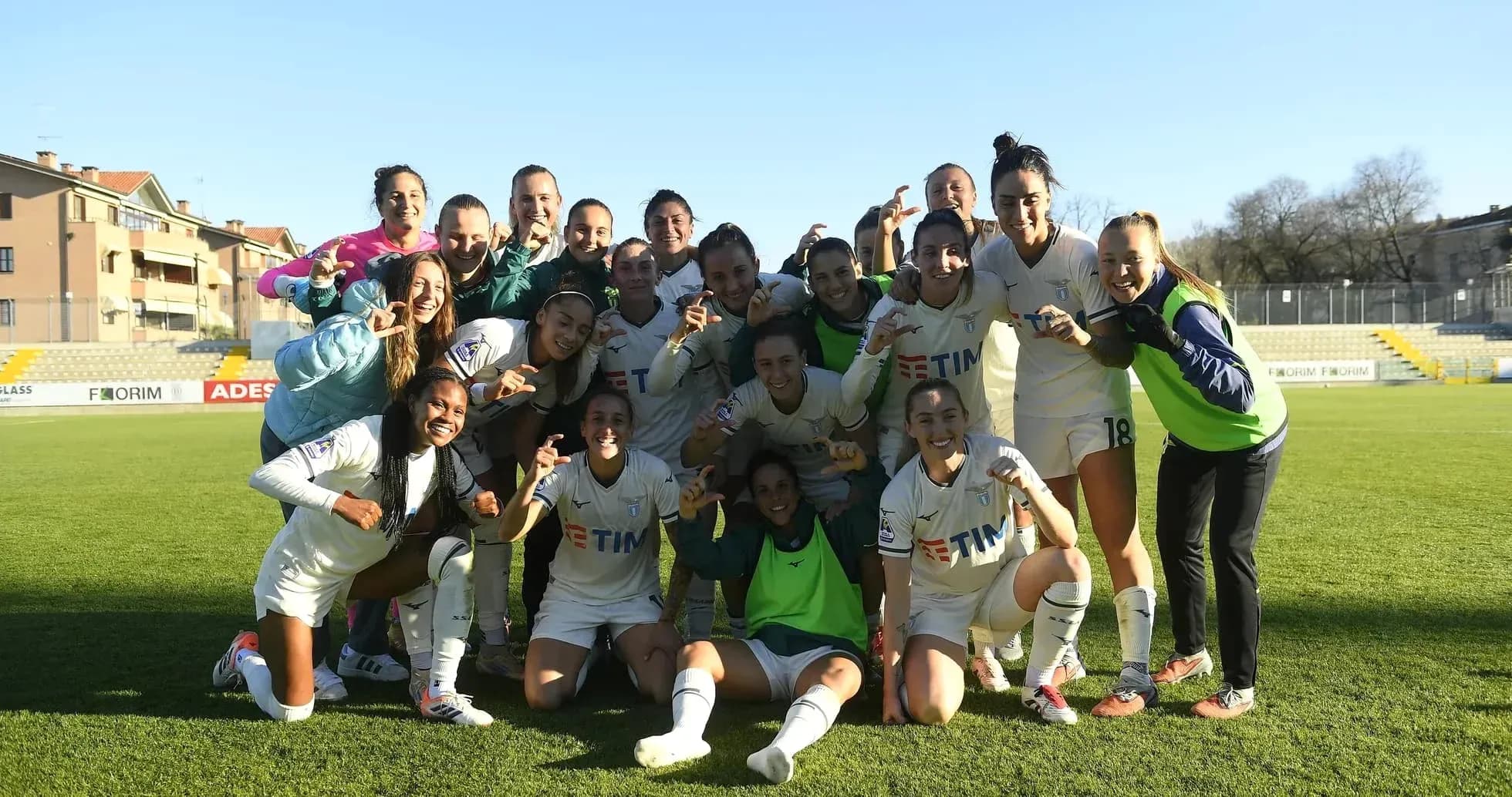 Équipe féminine de Lazio célébrant sur le terrain