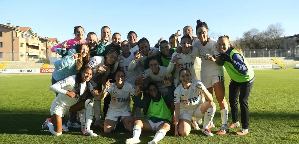 Équipe féminine de Lazio célébrant sur le terrain