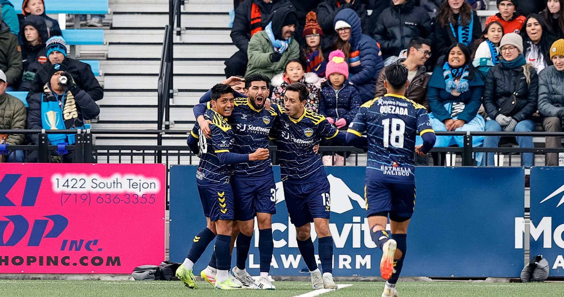 Joueurs célébrant un but lors du match