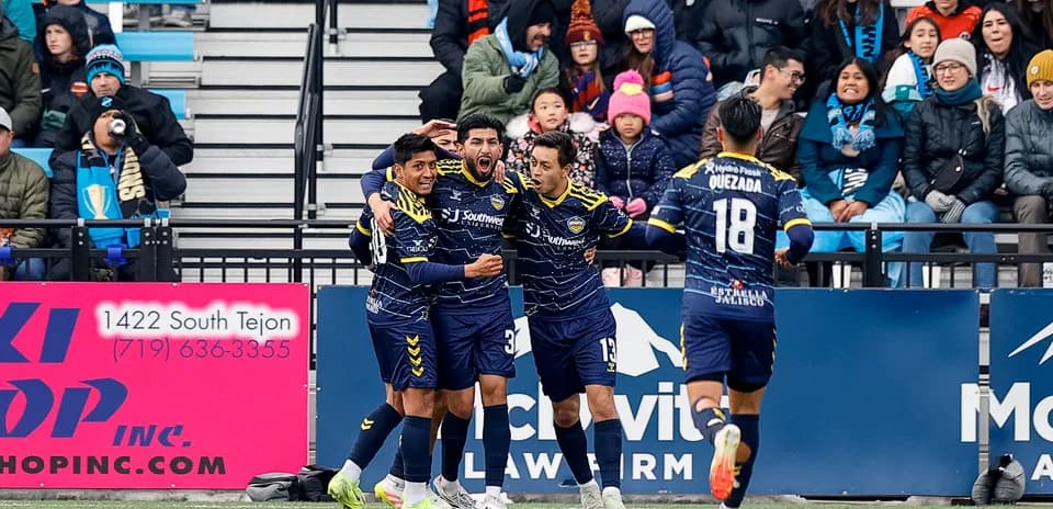 Joueurs célébrant un but lors du match