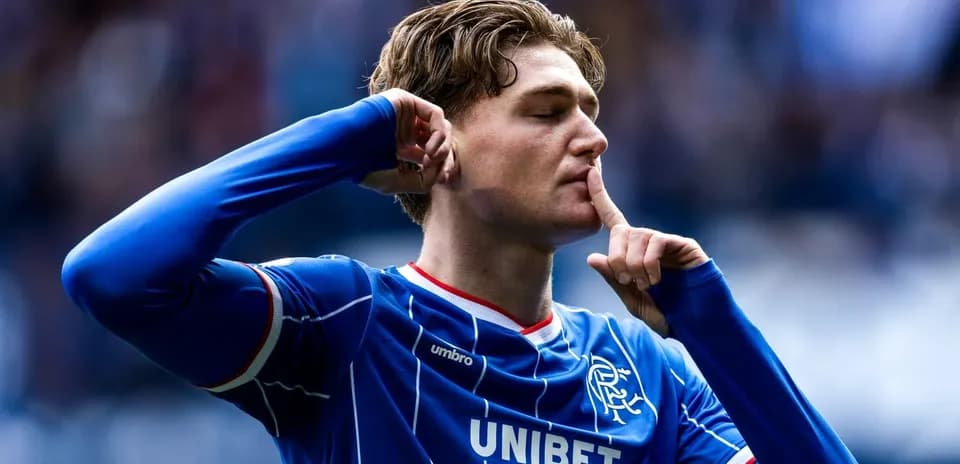 Joueur célébrant avec un geste de silence après un but