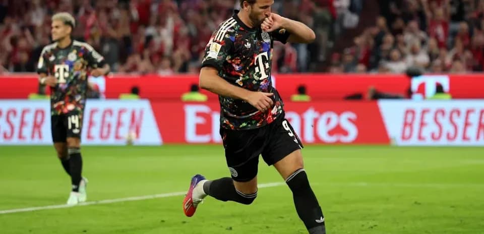 Joueur célébrant un but sur le terrain