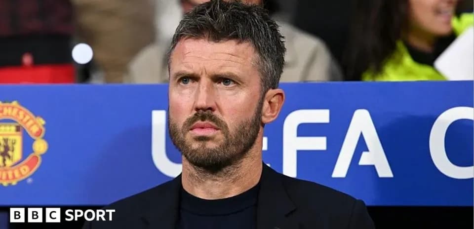 Entraîneur observant le match depuis le banc