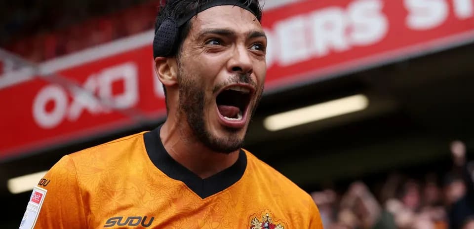 Joueur célébrant après un but dans le stade