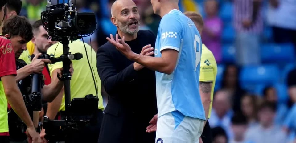 Entraîneur parlant à un joueur pendant un match