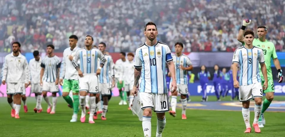 Équipe argentine marchant sur le terrain
