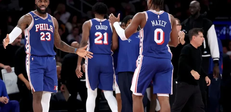 Joueurs des Philadelphia 76ers célébrant sur le terrain
